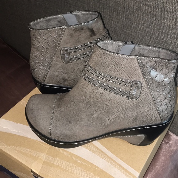 Boots - Picture 2 of 3